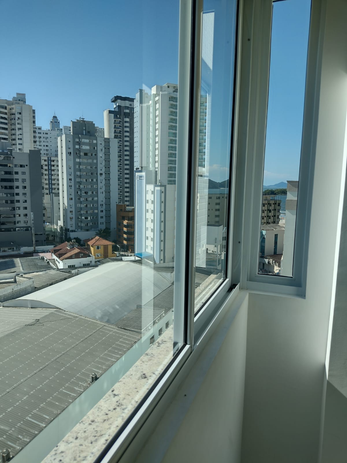 Apartamento de Luxo Pronto no Centro de Balneário Camboriú-SC: 3 suítes, 4 banheiros, 3 vagas de garagem, 145,82m² de área.