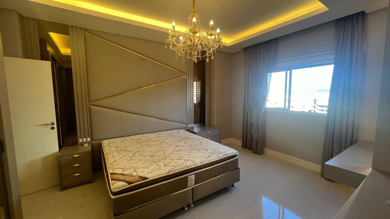 Apartamento Pronto Mobiliado em Itapema/SC no bairro Meia Praia, com 268m², 4suítes e 2vagas de gragem. Ótima localização a 400m do mar. Investimento.