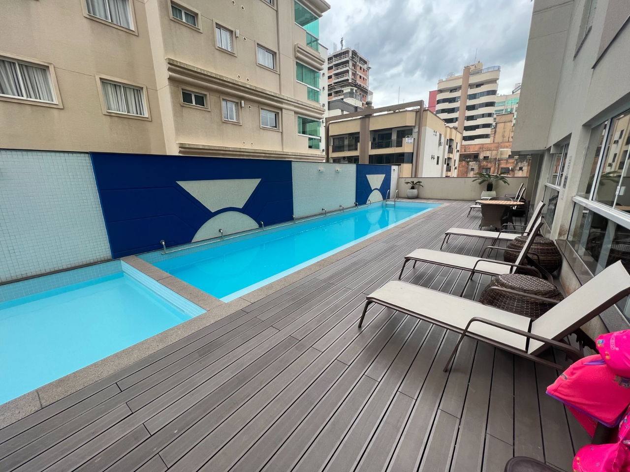 Apartamento Pronto Mobiliado em Itapema/SC no bairro Meia Praia, com 268m², 4suítes e 2vagas de gragem. Ótima localização a 400m do mar. Investimento.