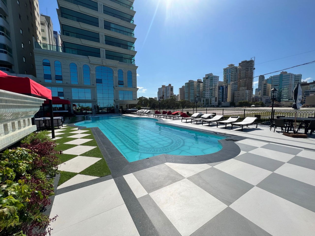 Apartamento Frente Mar Pronto Mobiliado em Itapema/SC no bairro Meia Praia,Localização Privilegiada, 180m² com 4 suítes e 4 vagas de garagem. Investir