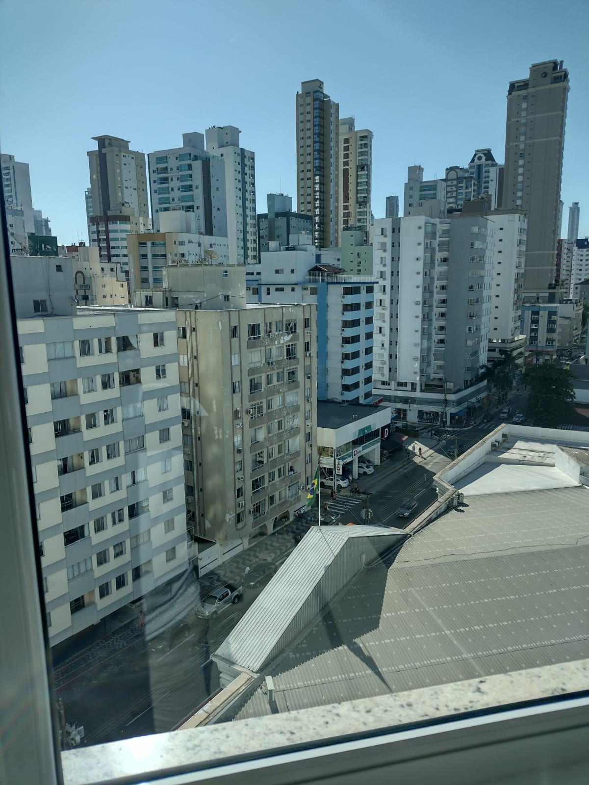 Apartamento de Luxo Pronto no Centro de Balneário Camboriú-SC: 3 suítes, 4 banheiros, 3 vagas de garagem, 145,82m² de área.