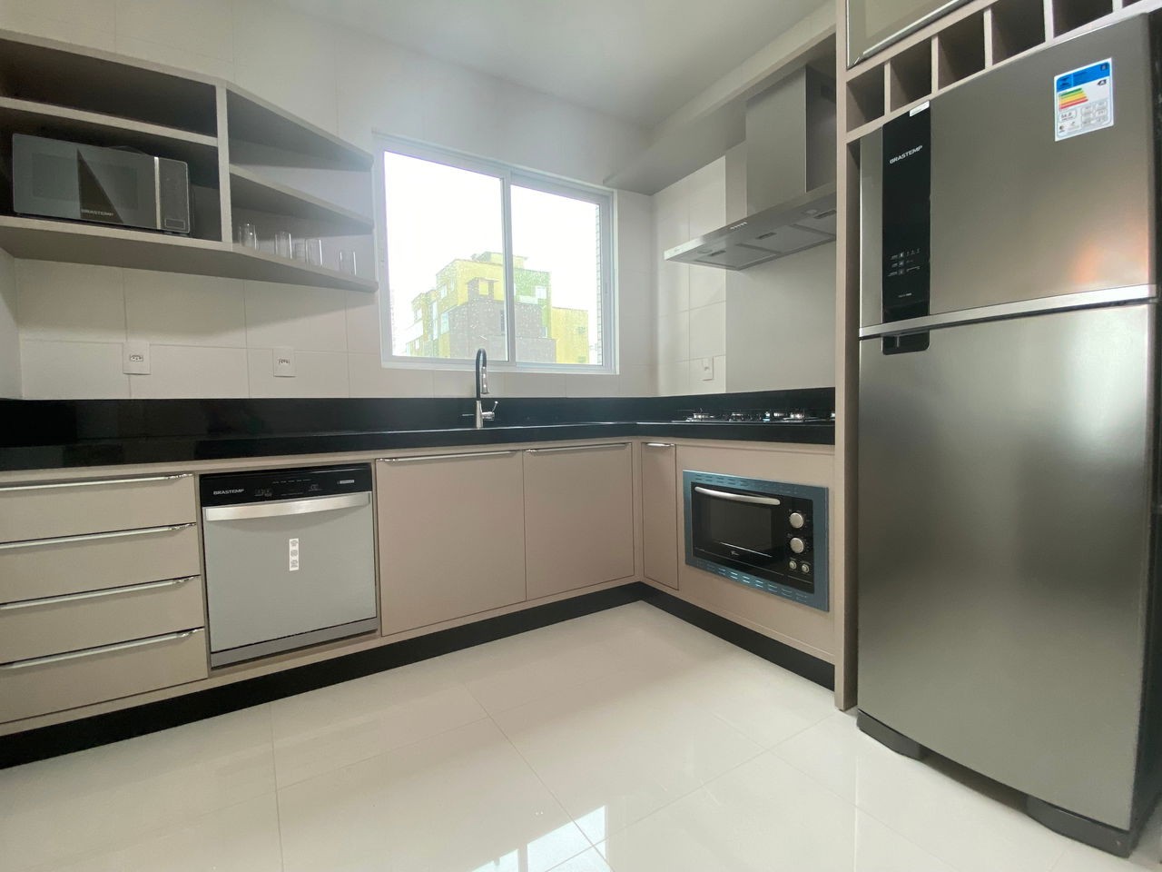 Venda de Apartamento Pronto de Luxo na Meia Praia, Itapema-SC: 4 Quartos, 3 Suítes, 4 Banheiros, 3 Vagas de Garagem!