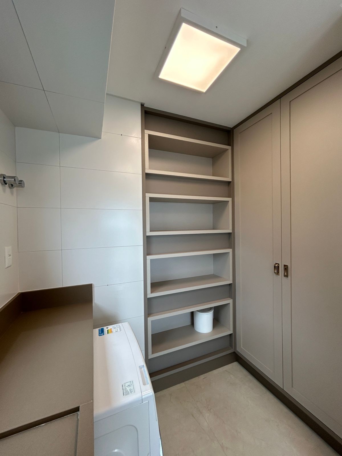 Apartamento Frente Mar Pronto Mobiliado em Itapema/SC no bairro Meia Praia,Localização Privilegiada, 180m² com 4 suítes e 4 vagas de garagem. Investir