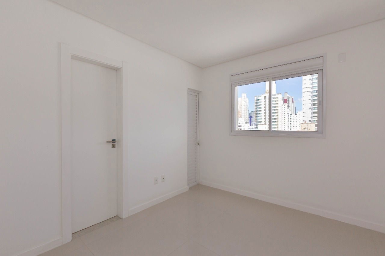 Apartamento de luxo Pronto na cidade de Balneário Camboriú/SC, no bairro Centro, com 4 Suítes e 3 Vagas de Garagem. Localização Privilegiada.