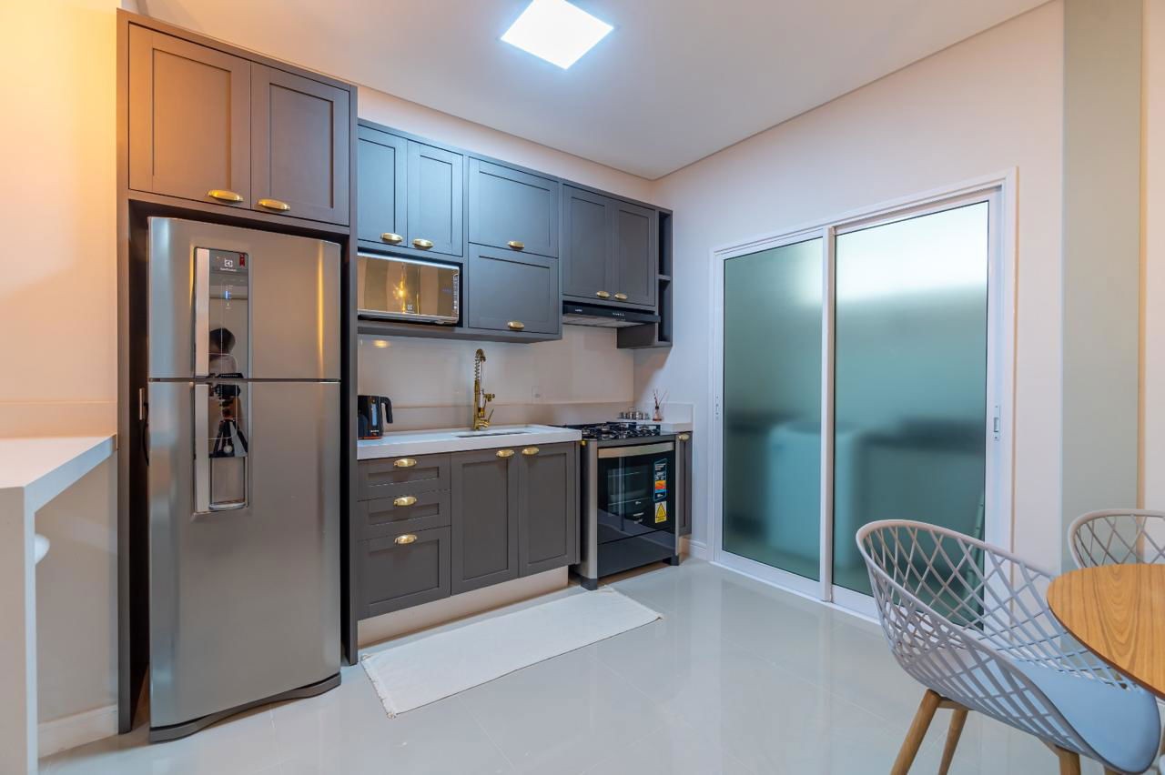 Apartamento Pronto à venda em Bombinhas-SC, Canto Grande: 1 quarto, 1 suíte, 1 banheiro, 1 vaga - 70m². Aproveite!
