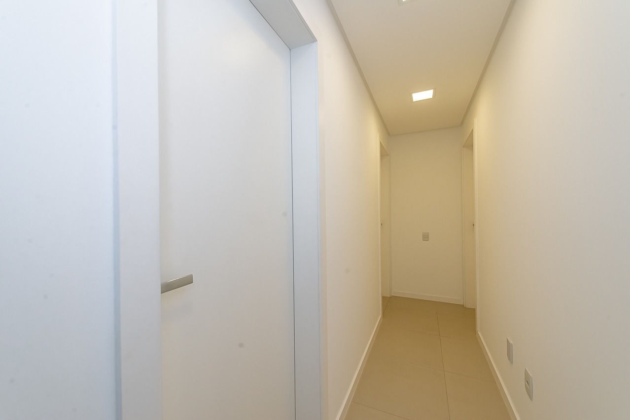 Sala comercial na cidade de Balneário Camboriú/SC no bairro Centro, com 109m² e 1 Vaga de Garagem.