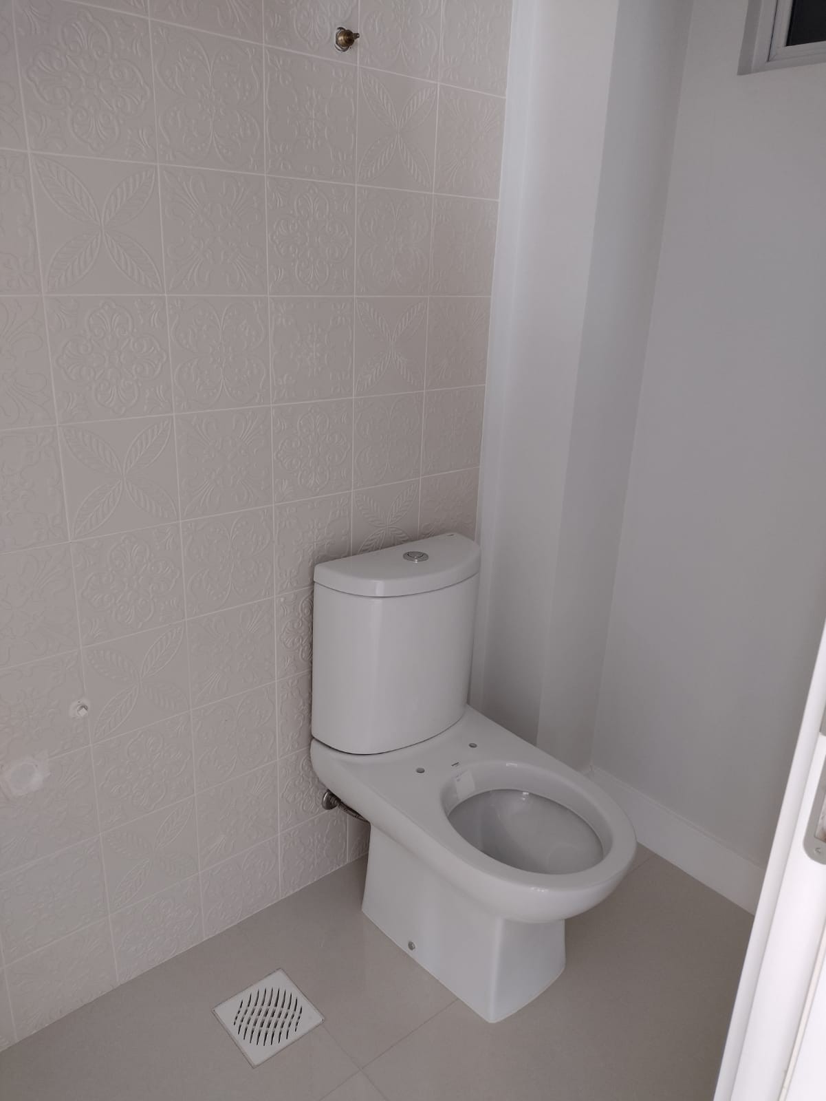 Apartamento de Luxo Pronto no Centro de Balneário Camboriú-SC: 3 suítes, 4 banheiros, 3 vagas de garagem, 145,82m² de área.