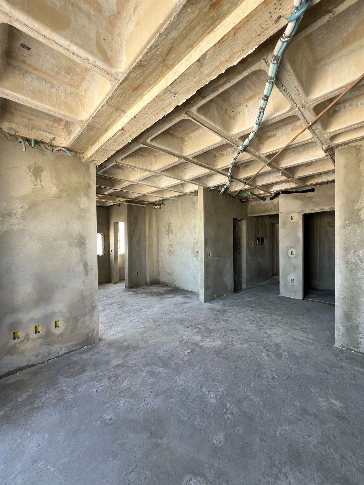 Apartamento Pronto para Morar em Itapema/SC, bairro Meia Praia, com 110m², 2 suítes e 2 vagas de garagem. Ótima localização próximo ao mar. Investir.