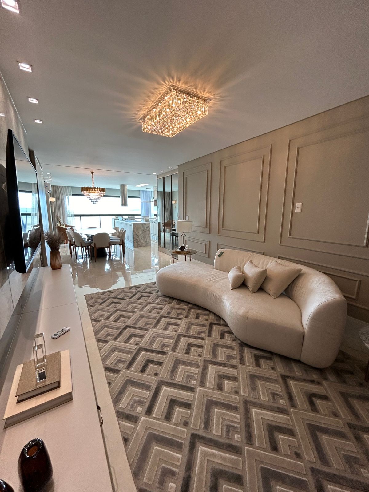 Apartamento Frente Mar Pronto Mobiliado em Itapema/SC no bairro Meia Praia,Localização Privilegiada, 180m² com 4 suítes e 4 vagas de garagem. Investir