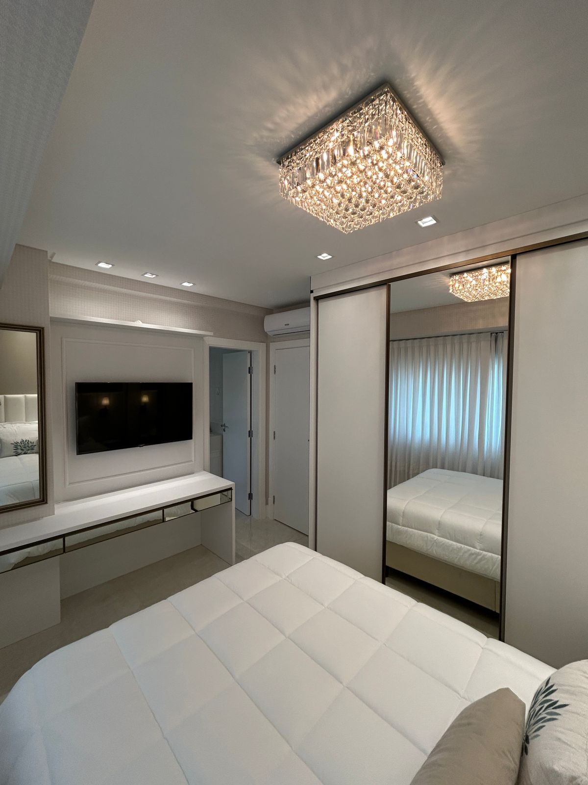 Apartamento Frente Mar Pronto Mobiliado em Itapema/SC no bairro Meia Praia,Localização Privilegiada, 180m² com 4 suítes e 4 vagas de garagem. Investir