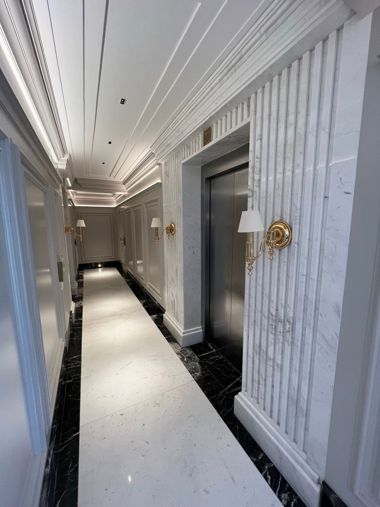 Apartamento de Luxo Frente Mar Pronto Para Morar em Itapema/SC, bairro Meia Praia. 180m², 4 suítes e 3 vagas de garagem. Localização privilegiada.