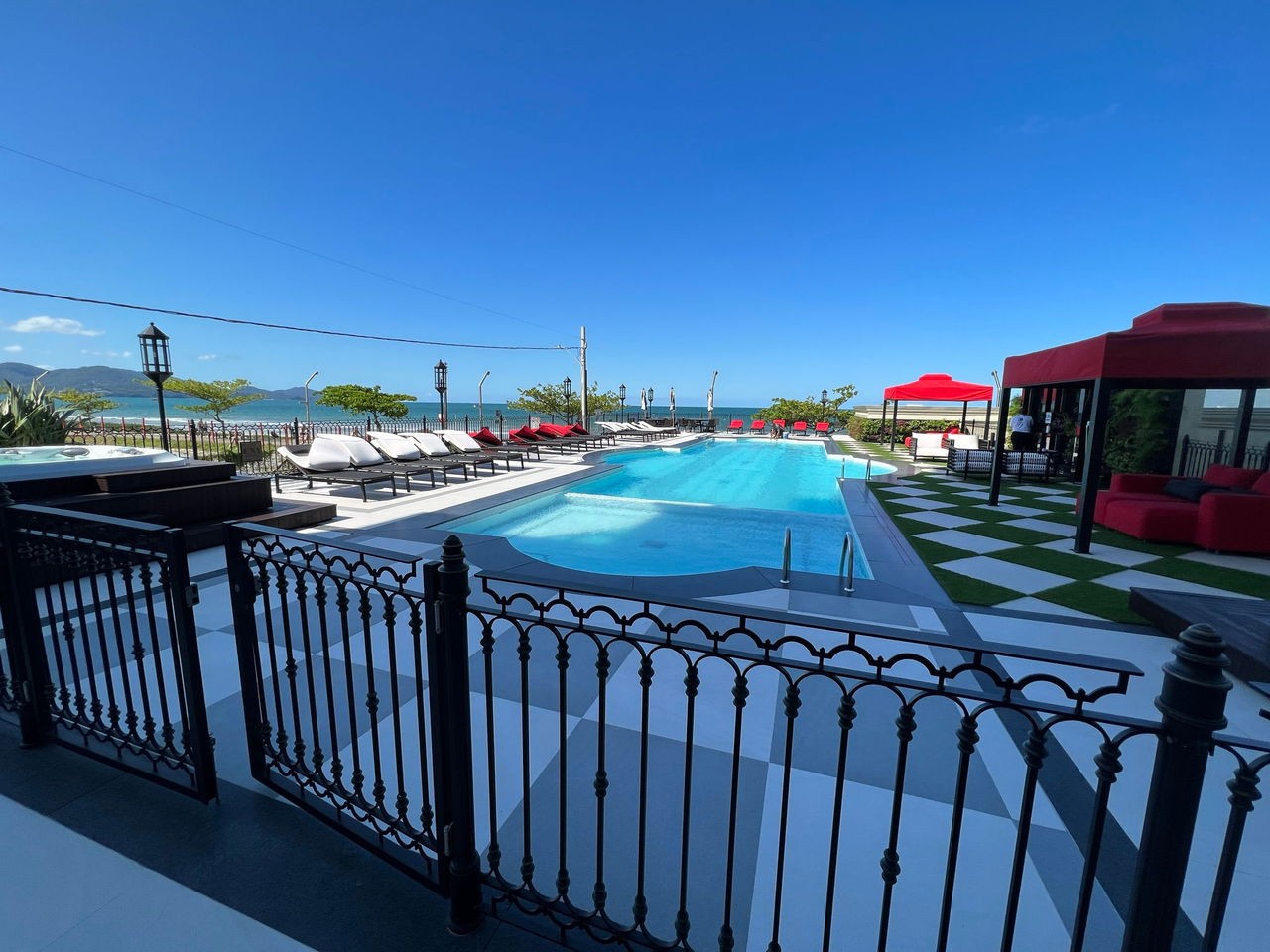 Apartamento de Luxo Frente Mar Pronto Para Morar em Itapema/SC, bairro Meia Praia. 180m², 4 suítes e 3 vagas de garagem. Localização privilegiada.