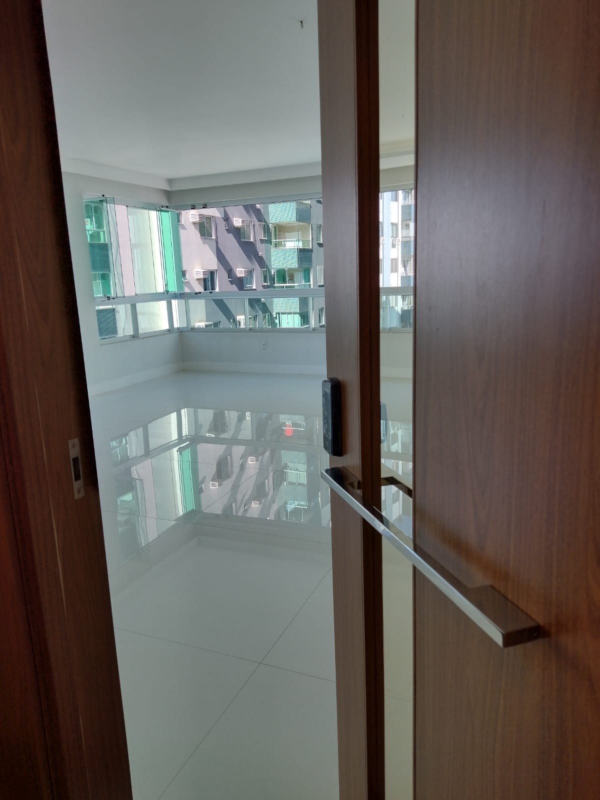 Apartamento de Luxo Pronto no Centro de Balneário Camboriú-SC: 3 suítes, 4 banheiros, 3 vagas de garagem, 145,82m² de área.