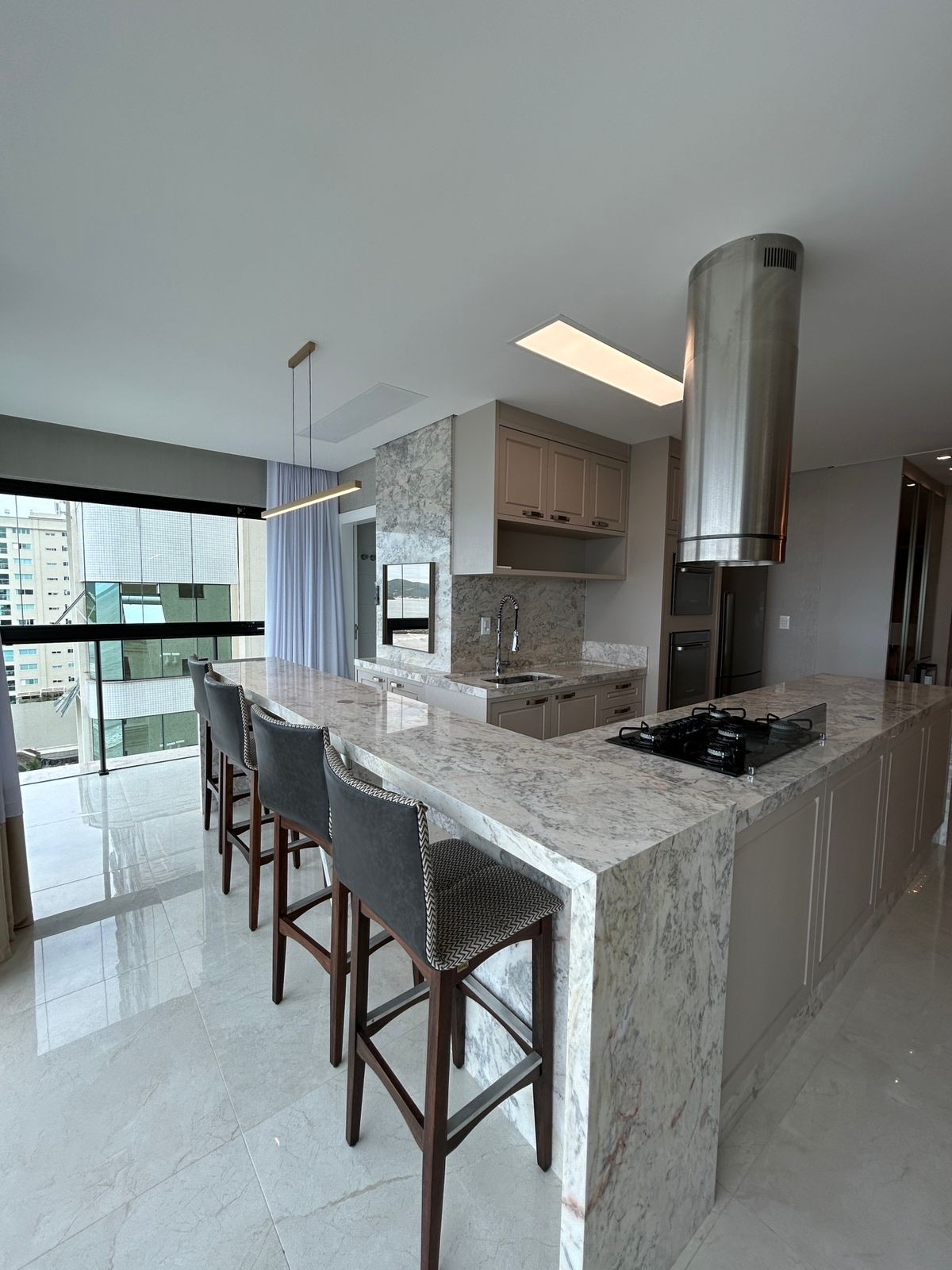 Apartamento Frente Mar Pronto Mobiliado em Itapema/SC no bairro Meia Praia,Localização Privilegiada, 180m² com 4 suítes e 4 vagas de garagem. Investir