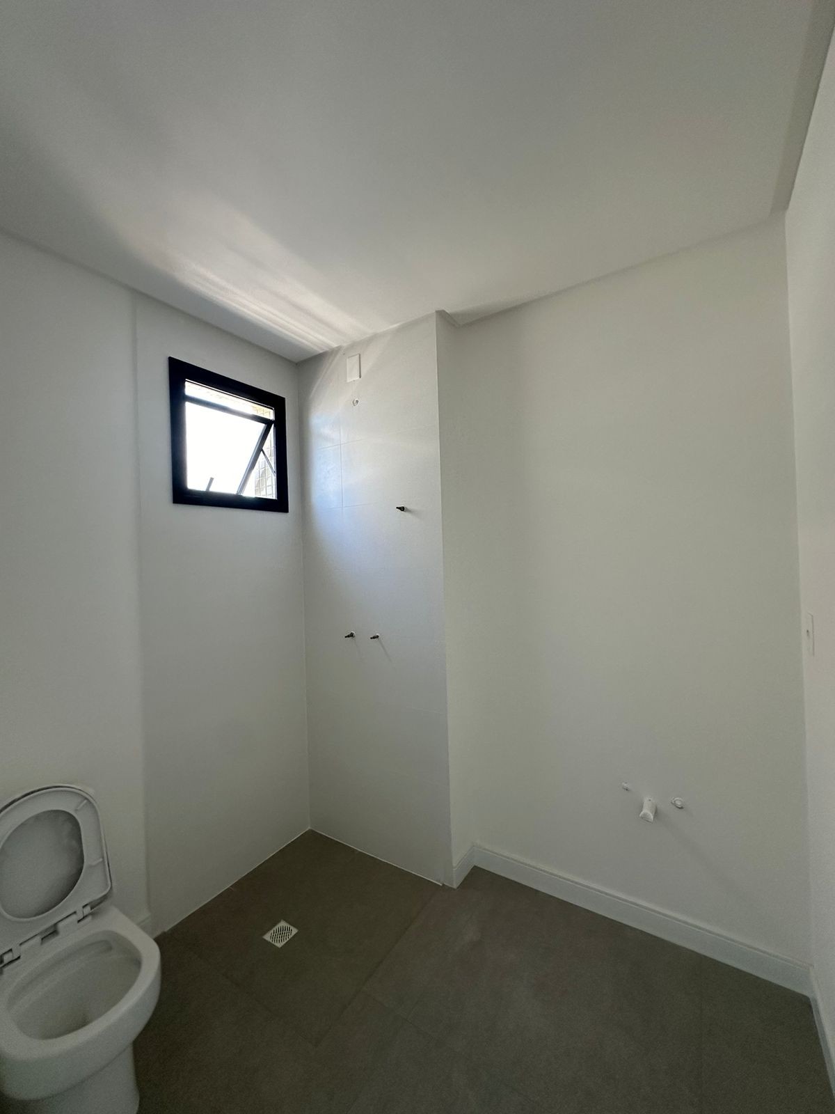 Apartamento Novo e Pronto para Morar em Itapema/SC no bairro Andorinha, a 480m do mar, com 137m², 3 Suítes e 3 Vagas de garagem, com Lazer Completo.