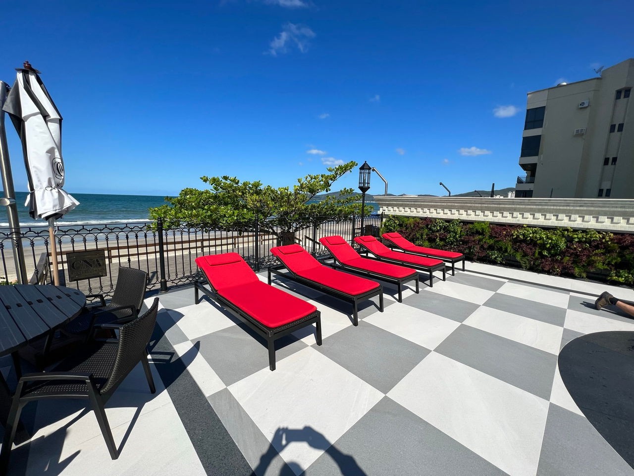 Apartamento de Luxo Frente Mar Pronto Para Morar em Itapema/SC, bairro Meia Praia. 180m², 4 suítes e 3 vagas de garagem. Localização privilegiada.