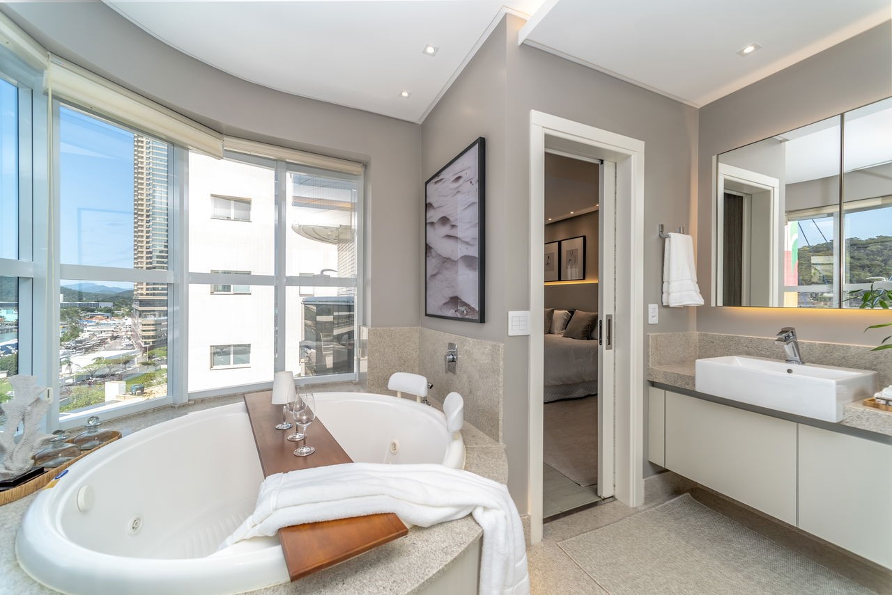 Apartamento de luxo pronto no Centro de Balneário Camboriú-SC: 4 quartos, 4 suítes, 5 banheiros, 4 vagas de garagem, 237m²