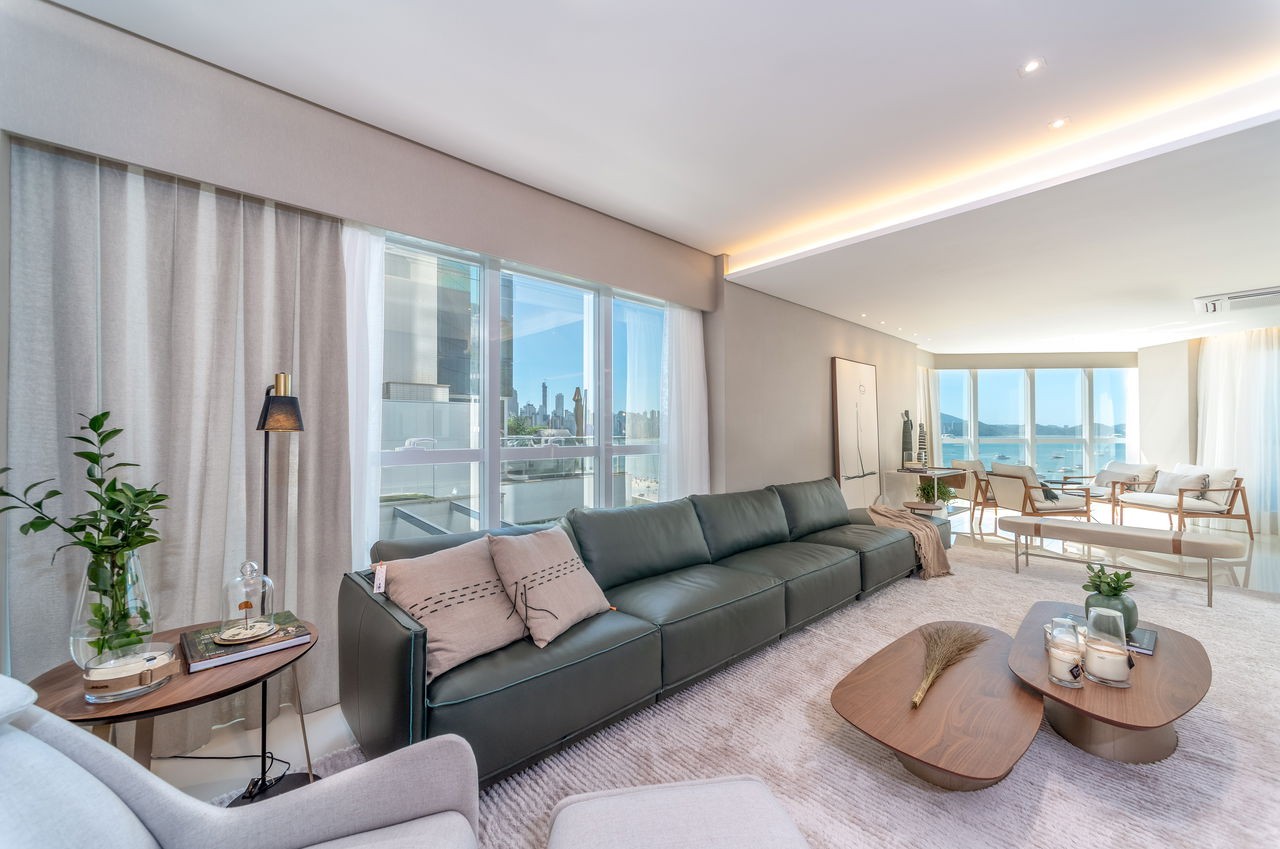Apartamento de Luxo pronto à Venda no Centro de Balneário Camboriú-SC: 4 Quartos, 4 Suítes, 5 Banheiros, 4 Vagas de Garagem, 237m² de Área