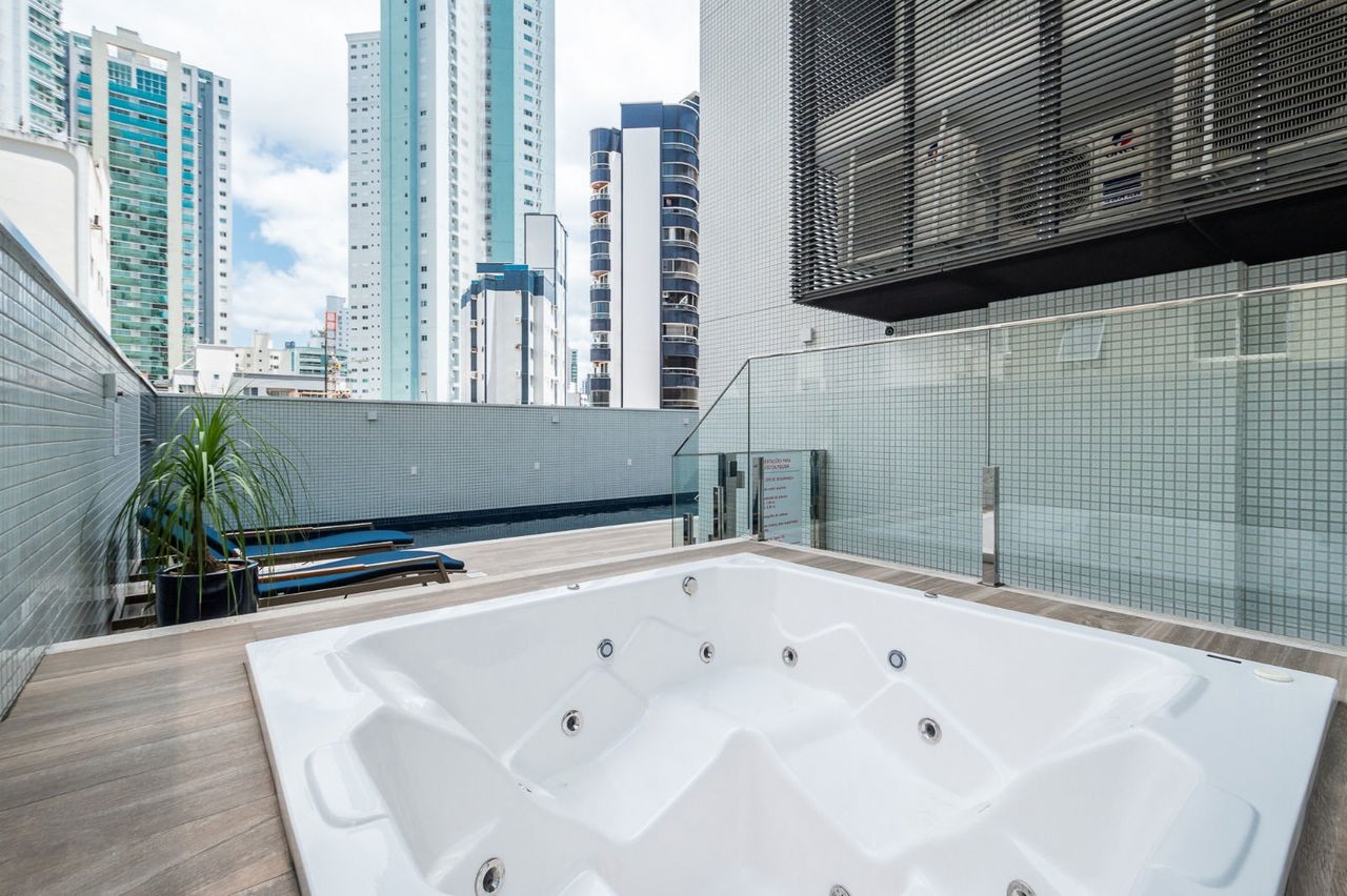 Apartamento de luxo pronto na cidade de Balneário Camboriú/SC, no bairro Centro, com 4 Suítes e 3 Vagas de Garagem. Localização Privilegiada.