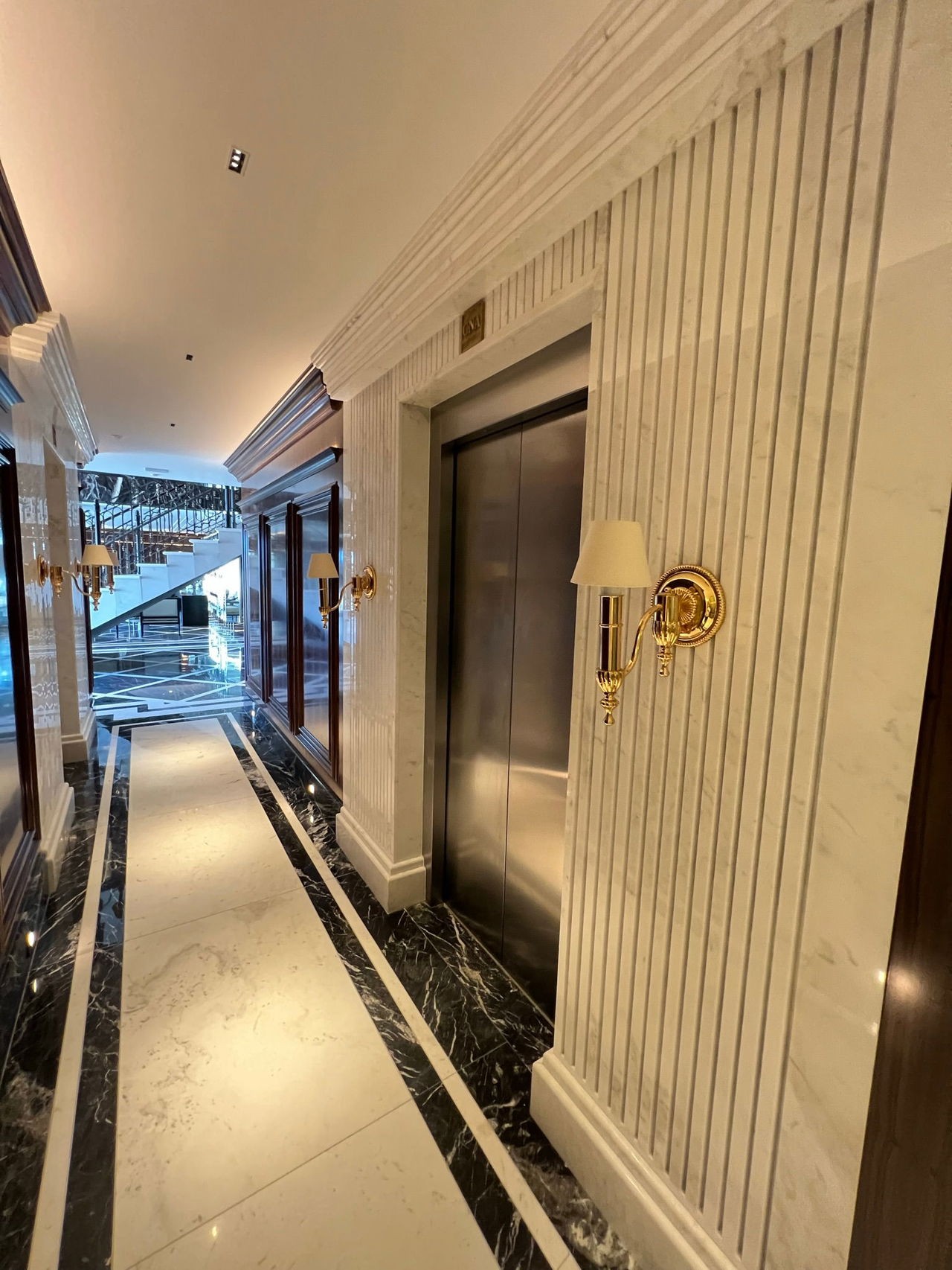 Apartamento de Luxo Frente Mar Pronto Para Morar em Itapema/SC, bairro Meia Praia. 180m², 4 suítes e 3 vagas de garagem. Localização privilegiada.