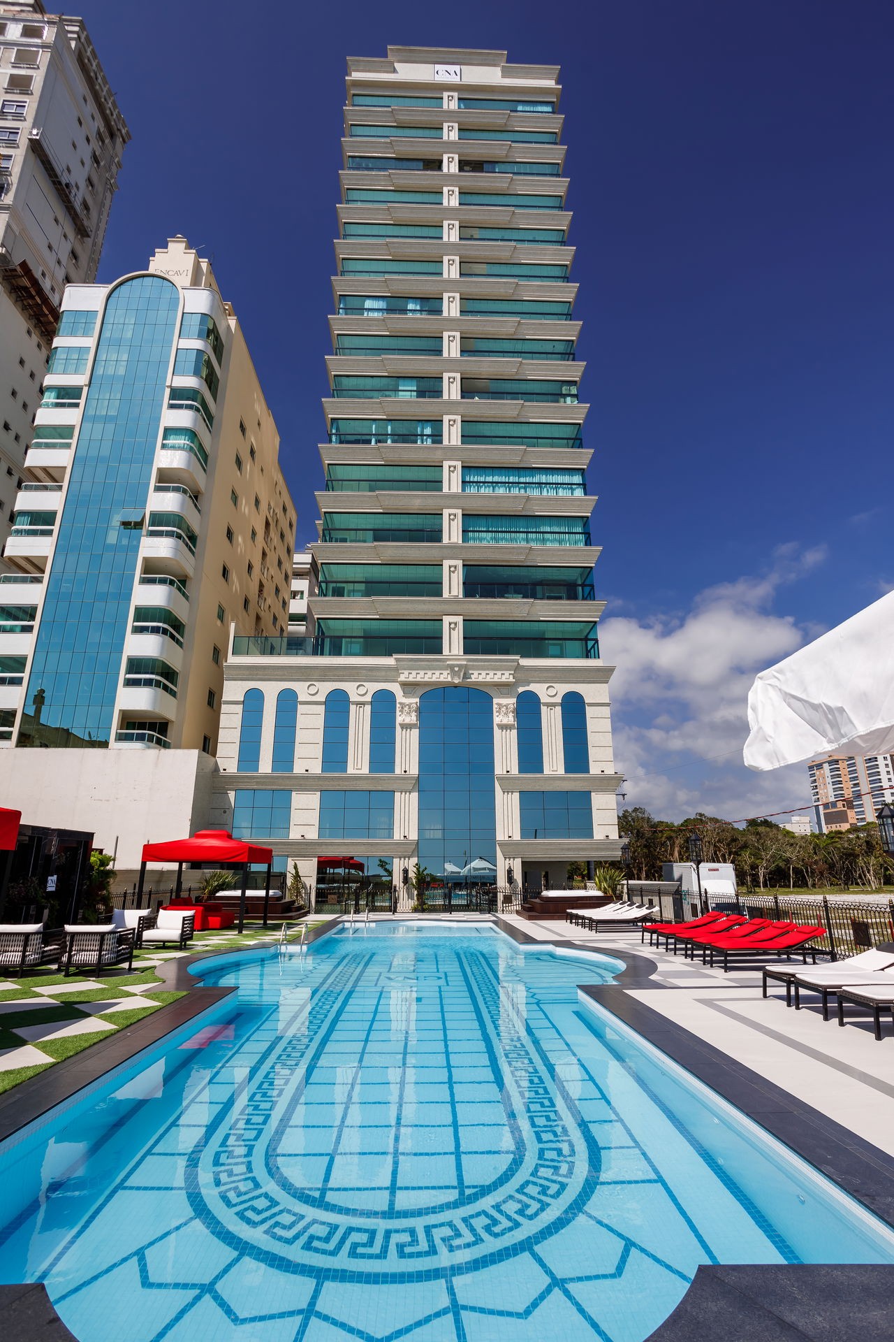 Apartamento Frente Mar Pronto Mobiliado em Itapema/SC no bairro Meia Praia,Localização Privilegiada, 180m² com 4 suítes e 4 vagas de garagem. Investir