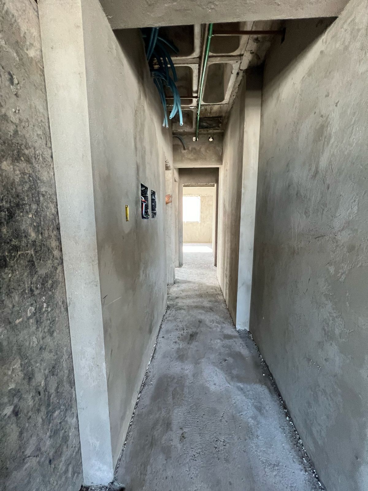 Apartamento Pronto para Morar em Itapema/SC, bairro Meia Praia, com 110m², 2 suítes e 2 vagas de garagem. Ótima localização próximo ao mar. Investir.