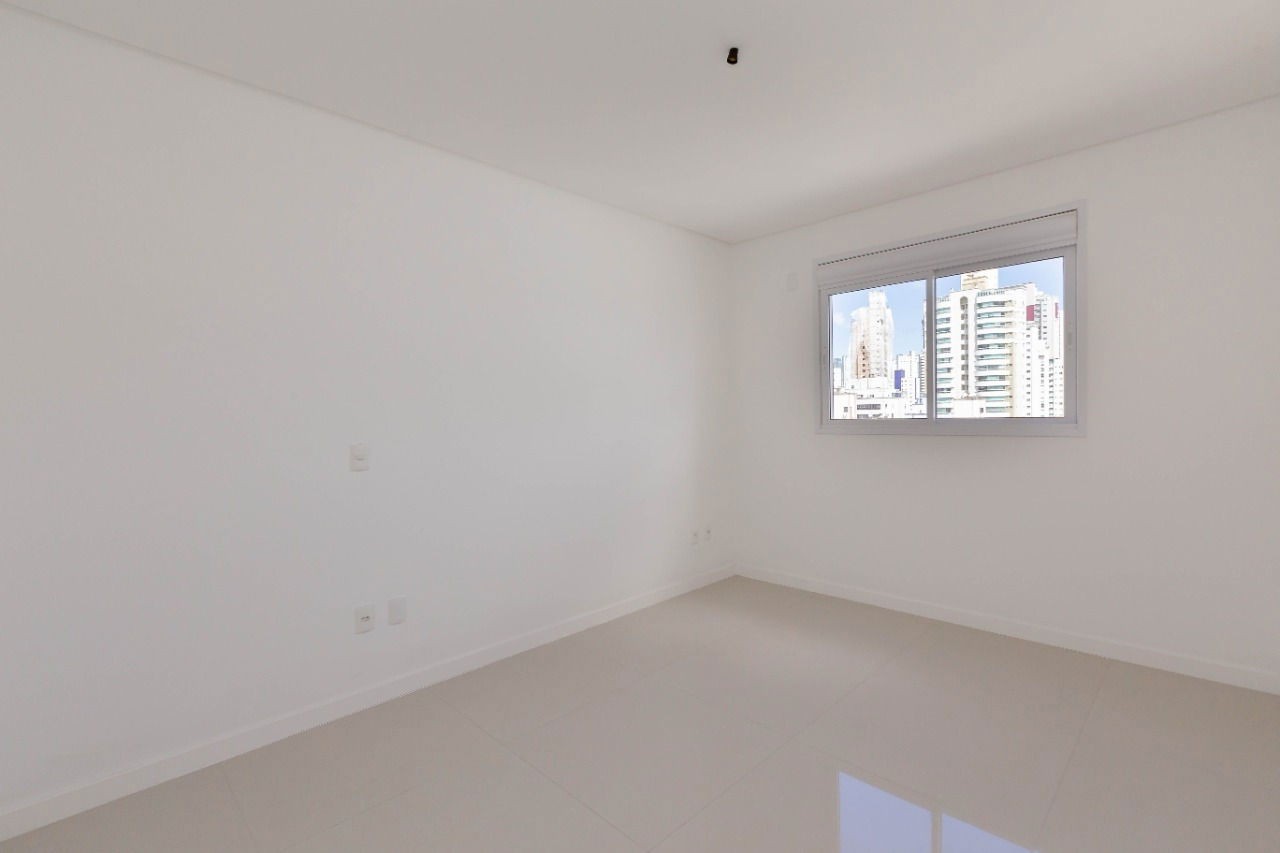 Apartamento de luxo Pronto na cidade de Balneário Camboriú/SC, no bairro Centro, com 4 Suítes e 3 Vagas de Garagem. Localização Privilegiada.