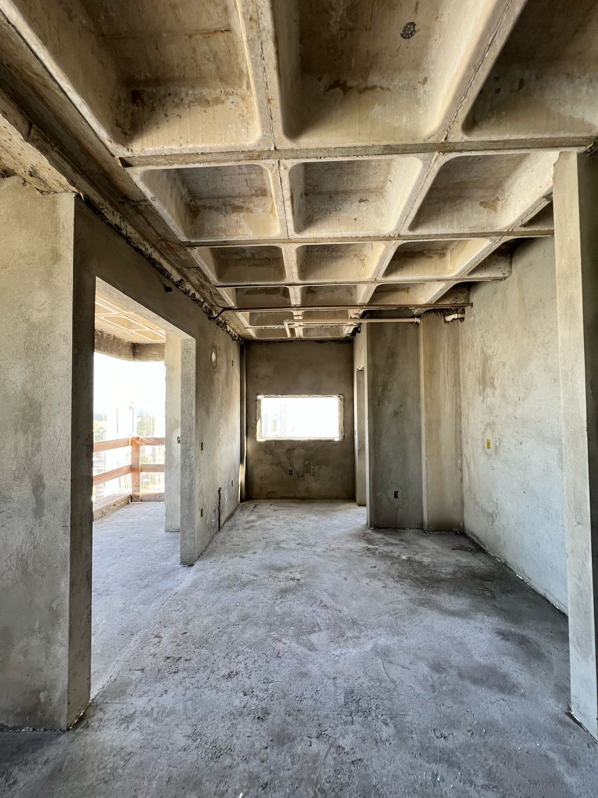 Apartamento Pronto para Morar em Itapema/SC, bairro Meia Praia, com 110m², 2 suítes e 2 vagas de garagem. Ótima localização próximo ao mar. Investir.