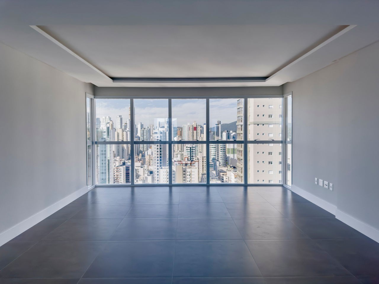 Apartamento de Luxo pronto no Centro de Balneário Camboriú-SC: 03 Quartos, 3 Suítes, 4 Banheiros, 3 Vagas, 135,60m².