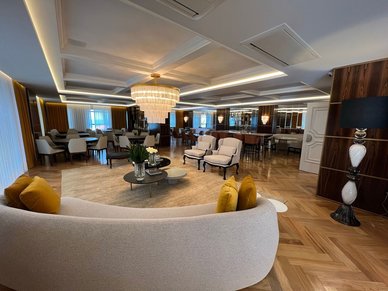Apartamento de Luxo Frente Mar Pronto Para Morar em Itapema/SC, bairro Meia Praia. 180m², 4 suítes e 3 vagas de garagem. Localização privilegiada.