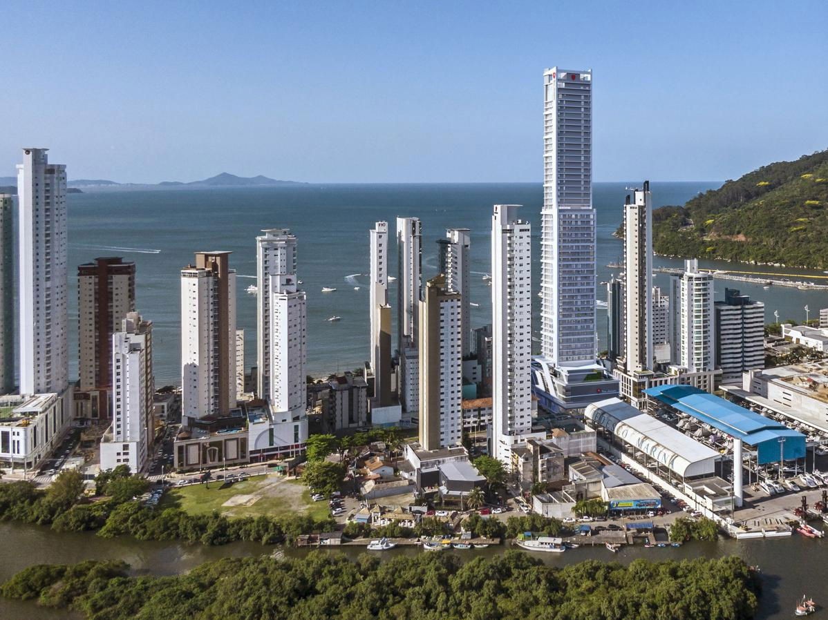 Apartamento em Construção em Balneário Camboriú/SC com 194,25m² de área privativa sendo 4 suítes, 3 vagas de garagem, área de lazer completa