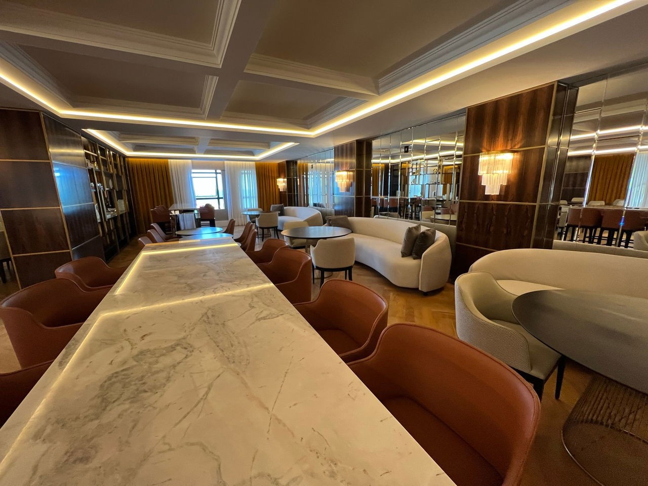Apartamento de Luxo Frente Mar Pronto Para Morar em Itapema/SC, bairro Meia Praia. 180m², 4 suítes e 3 vagas de garagem. Localização privilegiada.
