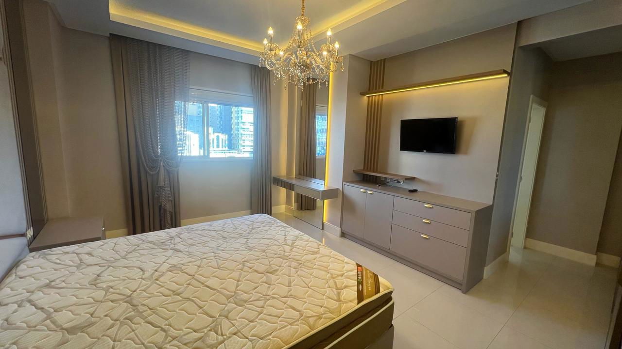 Apartamento Pronto Mobiliado em Itapema/SC no bairro Meia Praia, com 268m², 4suítes e 2vagas de gragem. Ótima localização a 400m do mar. Investimento.