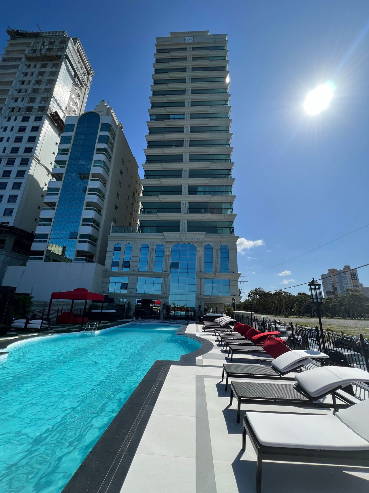 Apartamento de Luxo Frente Mar Pronto Para Morar em Itapema/SC, bairro Meia Praia. 180m², 4 suítes e 3 vagas de garagem. Localização privilegiada.