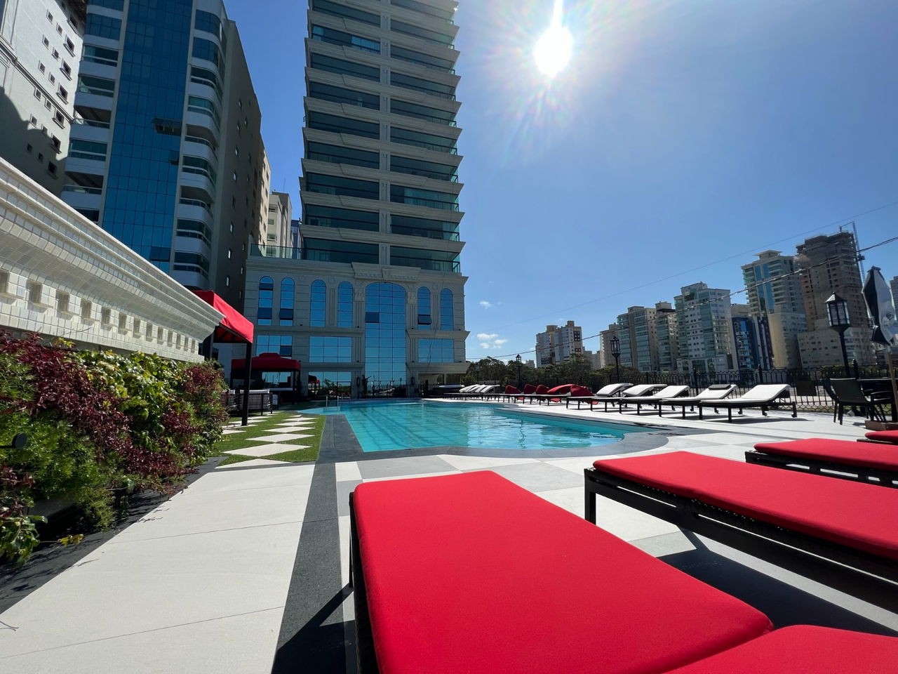 Apartamento Frente Mar Pronto Mobiliado em Itapema/SC no bairro Meia Praia,Localização Privilegiada, 180m² com 4 suítes e 4 vagas de garagem. Investir