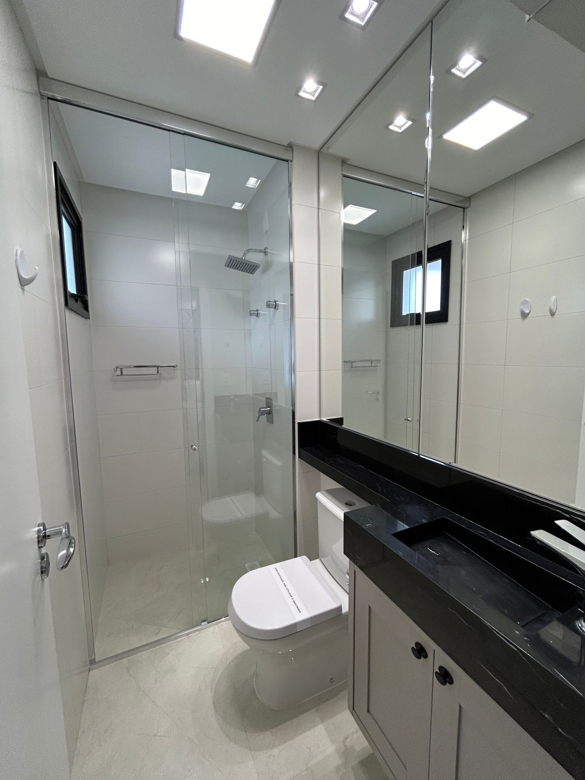 Apartamento Frente Mar Pronto Mobiliado em Itapema/SC no bairro Meia Praia,Localização Privilegiada, 180m² com 4 suítes e 4 vagas de garagem. Investir