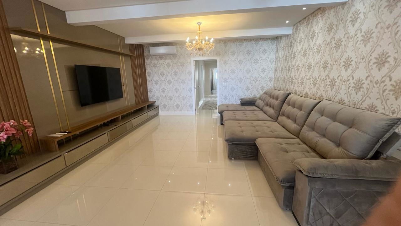Apartamento Pronto Mobiliado em Itapema/SC no bairro Meia Praia, com 268m², 4suítes e 2vagas de gragem. Ótima localização a 400m do mar. Investimento.