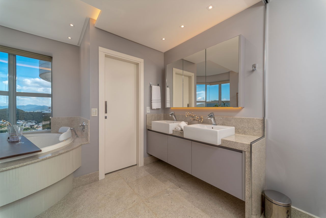 Luxuoso apartamento pronto à venda no Centro de Balneário Camboriú-SC: 4 quartos, 4 suítes, 4 banheiros, 4 vagas de garagem, 233m².