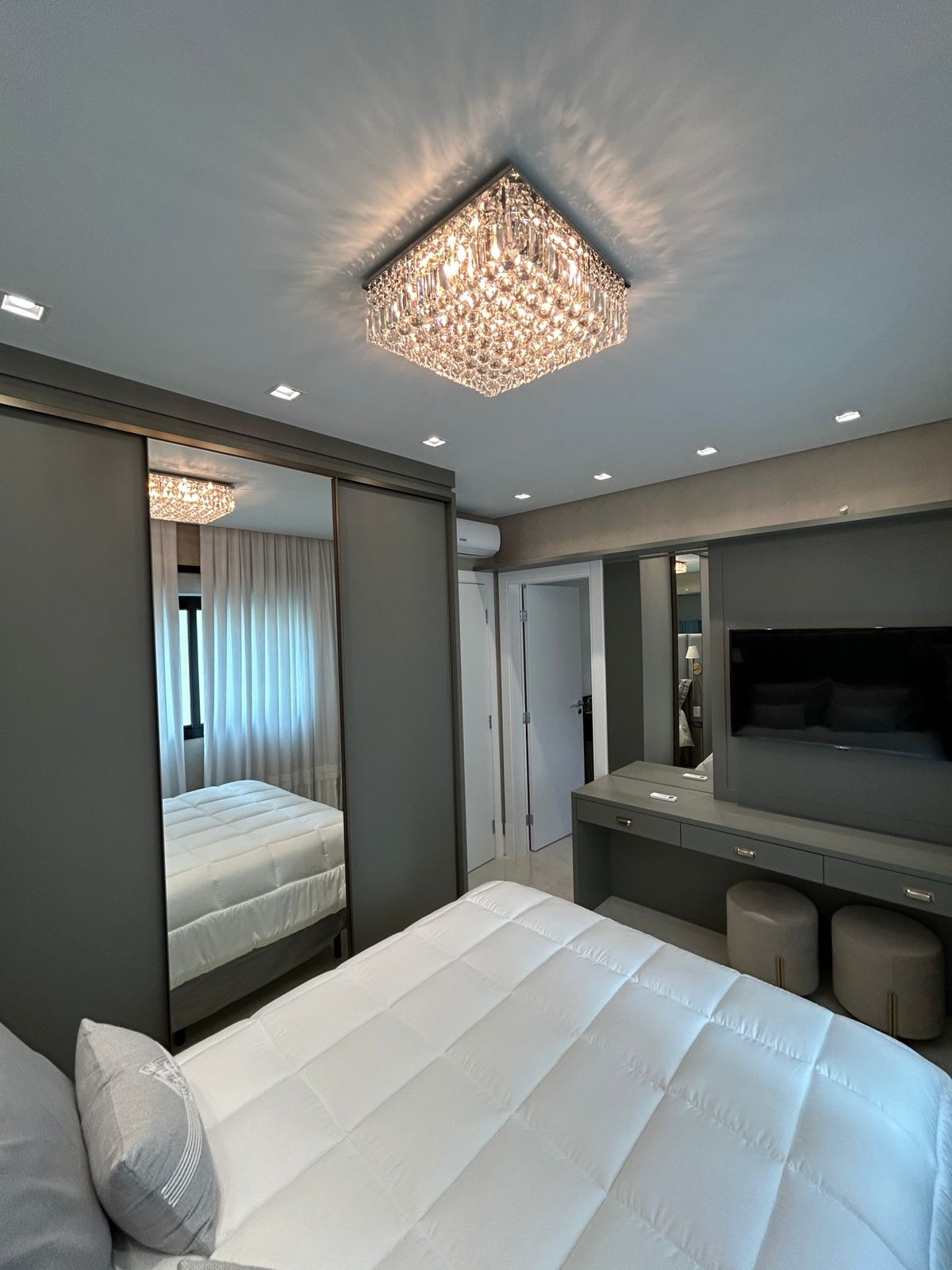 Apartamento Frente Mar Pronto Mobiliado em Itapema/SC no bairro Meia Praia,Localização Privilegiada, 180m² com 4 suítes e 4 vagas de garagem. Investir