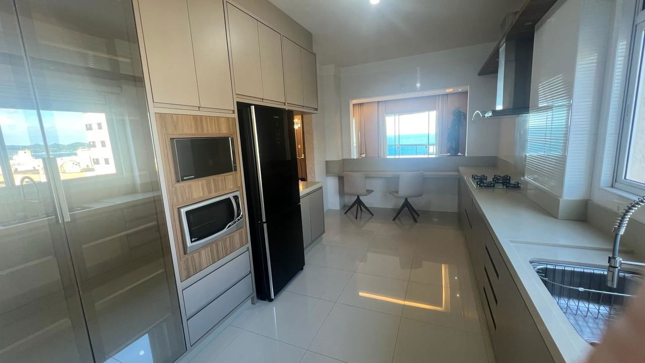 Apartamento Pronto Mobiliado em Itapema/SC no bairro Meia Praia, com 268m², 4suítes e 2vagas de gragem. Ótima localização a 400m do mar. Investimento.