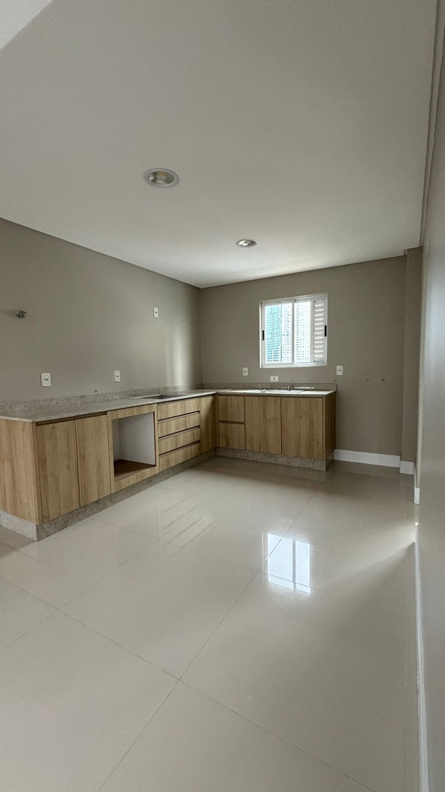 Apartamento Pronto para morar em Balneário Camboriú/SC com 160m² de área privativa sendo 3 suítes 3 vagas de garagem