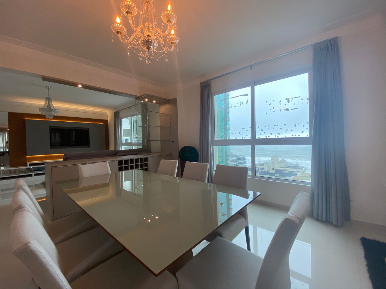 Venda de Apartamento Pronto de Luxo na Meia Praia, Itapema-SC: 4 Quartos, 3 Suítes, 4 Banheiros, 3 Vagas de Garagem!