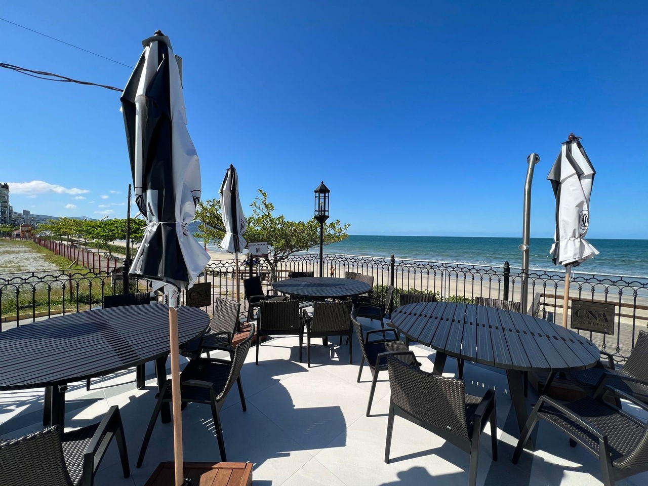 Apartamento de Luxo Frente Mar Pronto Para Morar em Itapema/SC, bairro Meia Praia. 180m², 4 suítes e 3 vagas de garagem. Localização privilegiada.