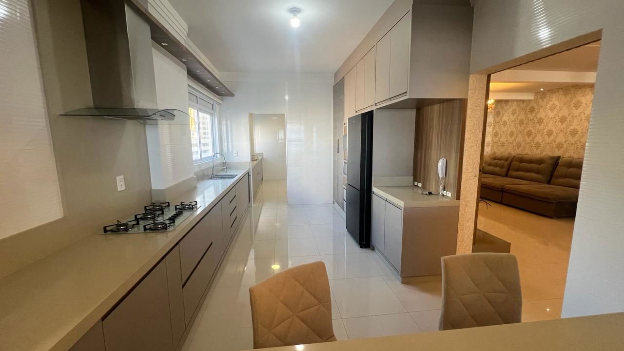 Apartamento Pronto Mobiliado em Itapema/SC no bairro Meia Praia, com 268m², 4suítes e 2vagas de gragem. Ótima localização a 400m do mar. Investimento.
