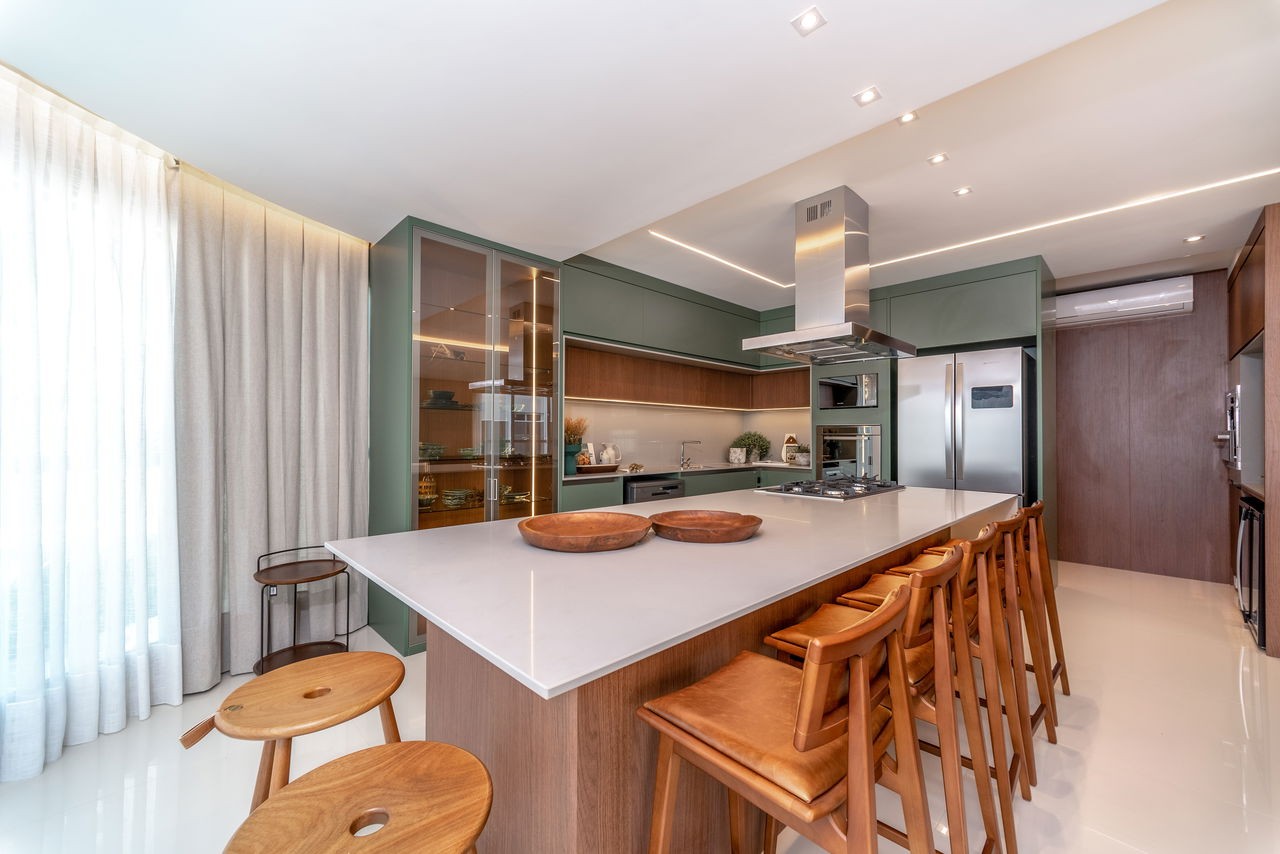 Apartamento de Luxo pronto à Venda no Centro de Balneário Camboriú-SC: 4 Quartos, 4 Suítes, 5 Banheiros, 4 Vagas de Garagem, 237m² de Área