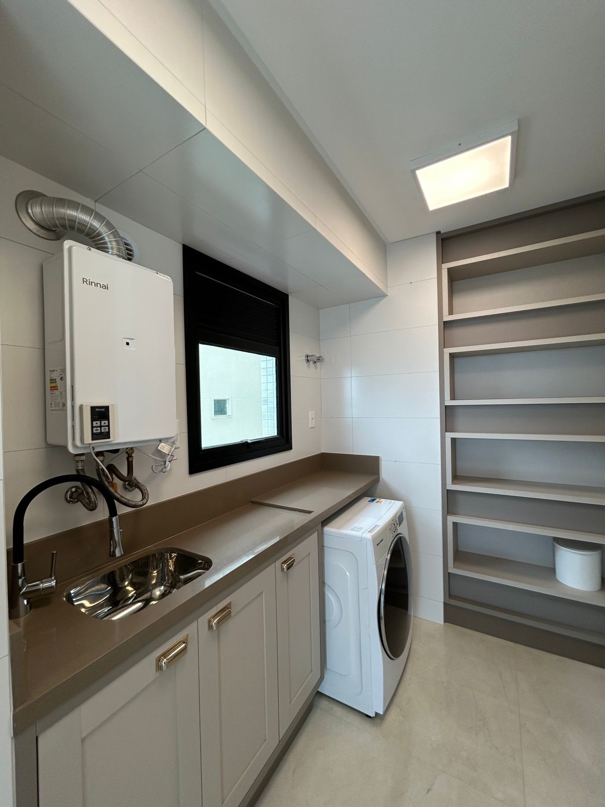 Apartamento Frente Mar Pronto Mobiliado em Itapema/SC no bairro Meia Praia,Localização Privilegiada, 180m² com 4 suítes e 4 vagas de garagem. Investir