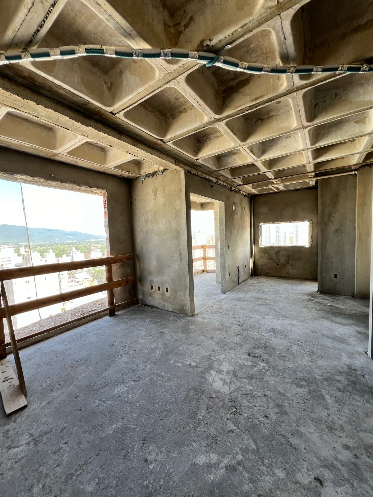 Apartamento Pronto para Morar em Itapema/SC, bairro Meia Praia, com 110m², 2 suítes e 2 vagas de garagem. Ótima localização próximo ao mar. Investir.