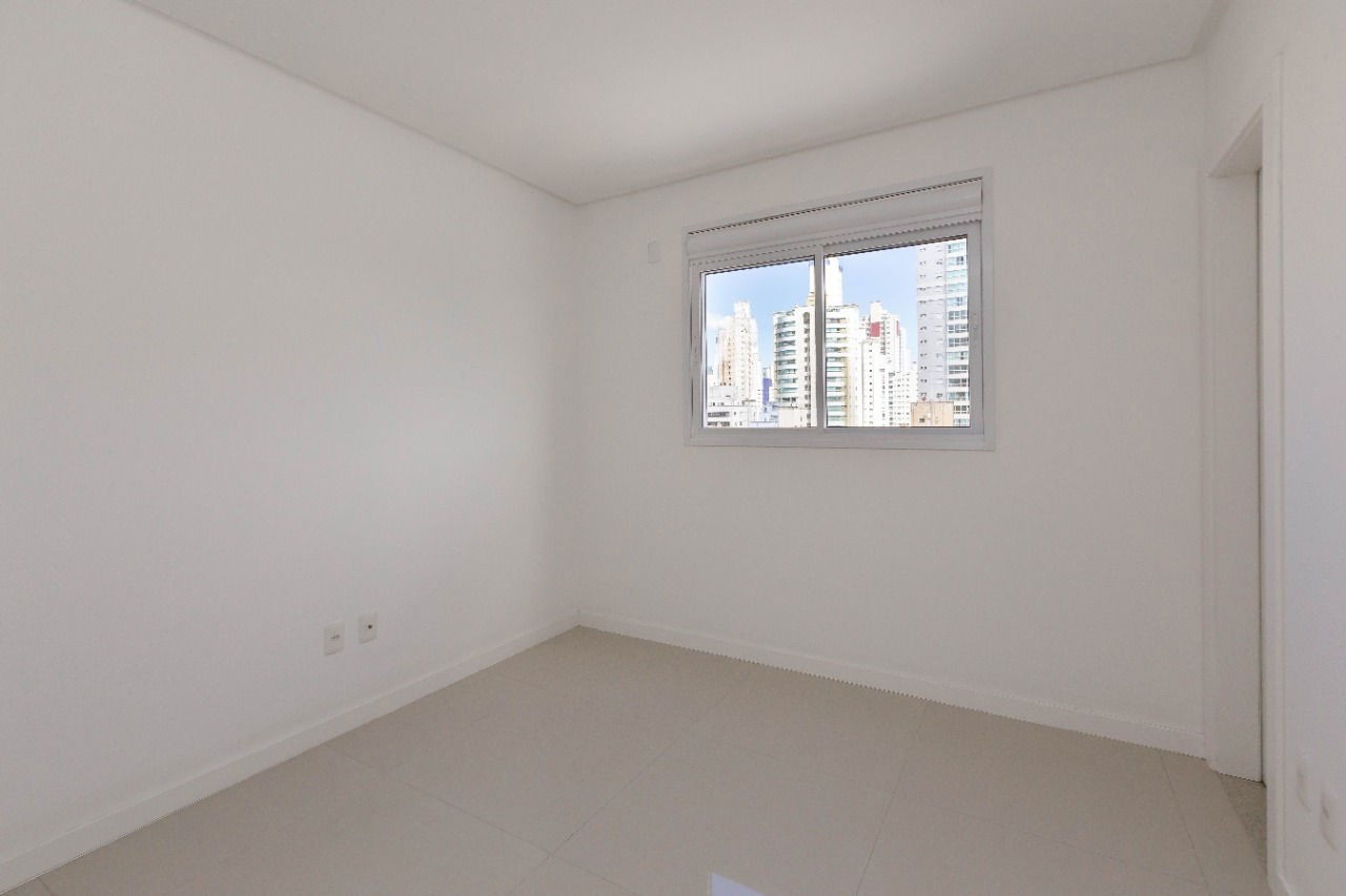 Apartamento de luxo Pronto na cidade de Balneário Camboriú/SC, no bairro Centro, com 4 Suítes e 3 Vagas de Garagem. Localização Privilegiada.
