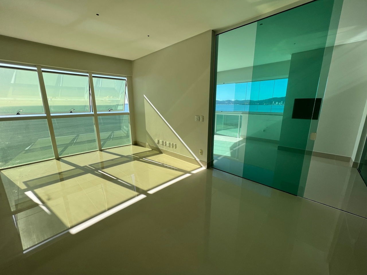 Apartamento Novo e Pronto para morar na cidade de Itapema/SC no bairro Morretes, com 2 Suítes e 1 Vaga de garagem, com Lazer Completo. Bem localizado.