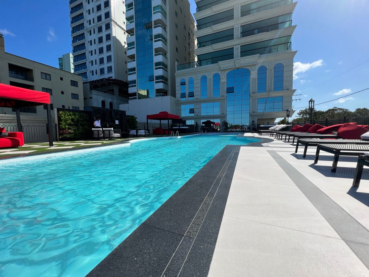 Apartamento de Luxo Frente Mar Pronto Para Morar em Itapema/SC, bairro Meia Praia. 180m², 4 suítes e 3 vagas de garagem. Localização privilegiada.